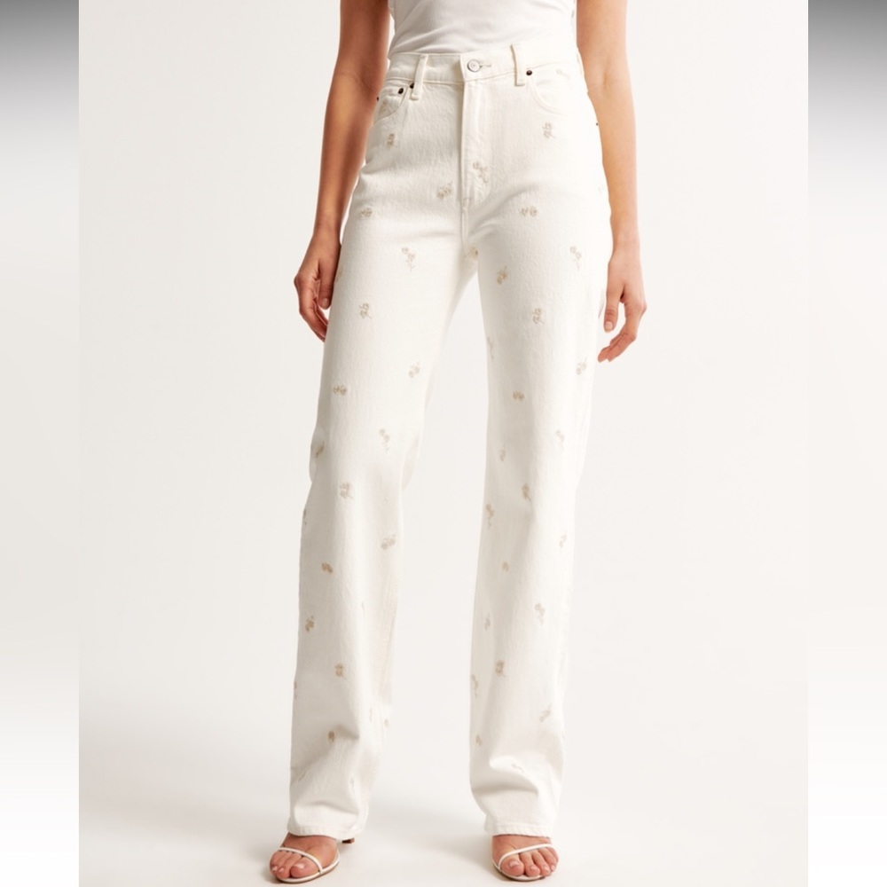 Abercrombie High Rise 90s Relaxed Jean in Cream with Embroidery